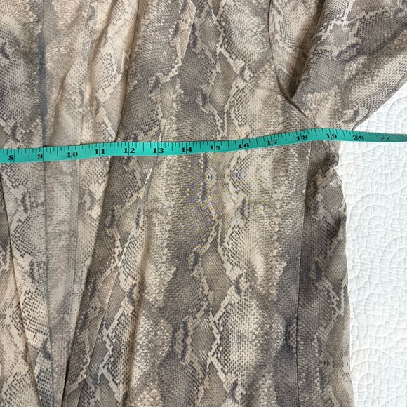 Babaton Aritzia 100% Silk Gray Snake Python Print Blazer size 6 Preppy - Picture 8 of 9